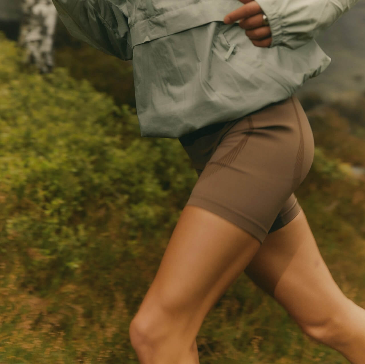 Frau in sportlicher Kleidung beim Laufen durch die Natur, unterstützt von der energie- und ausdauersteigernden Wirkung des Vitalpilzes Cordyceps – ideal für aktive Menschen und Sportler.