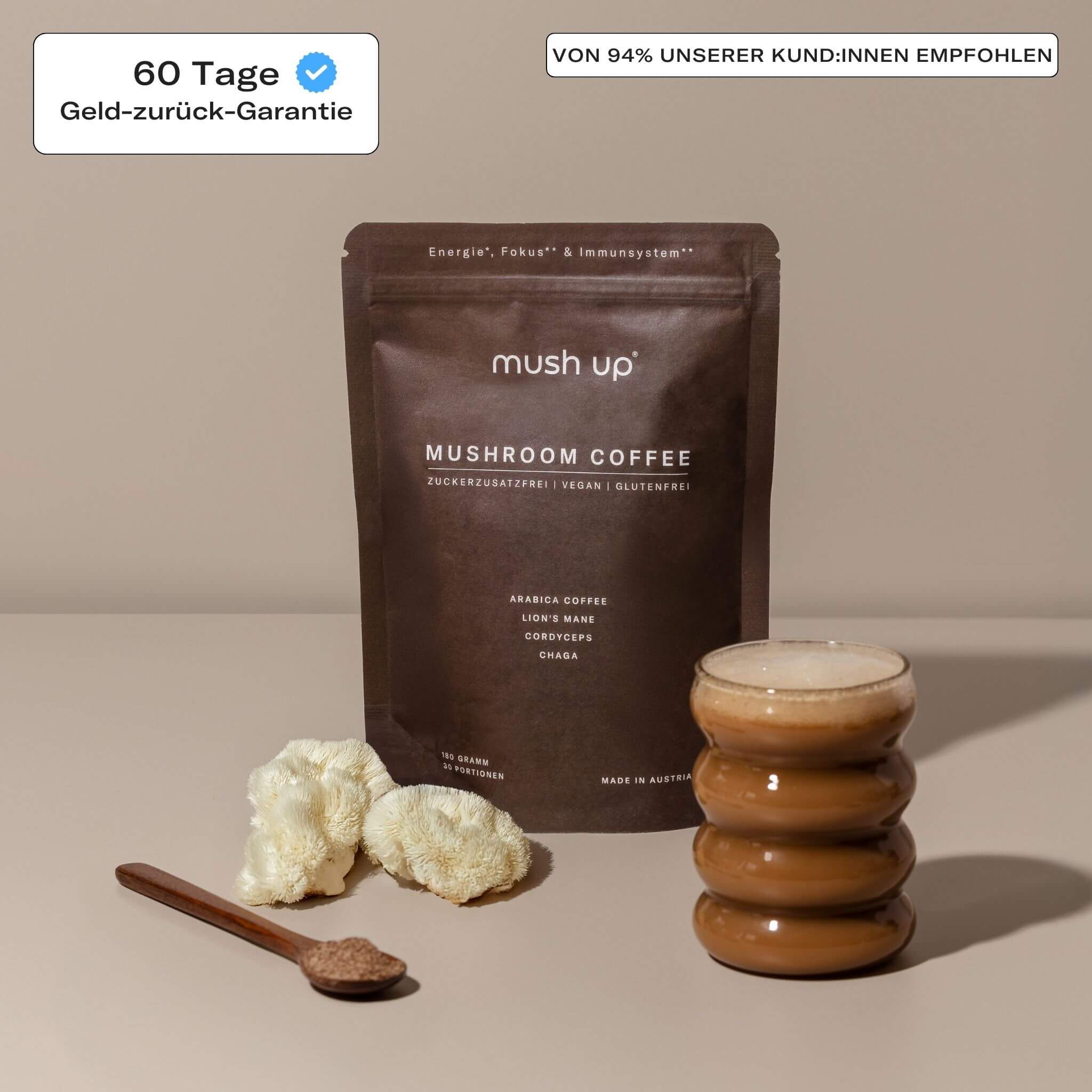 mush up Mushroom Coffee Packung mit einem frischen Lion’s Mane Pilz, einem Holzlöffel mit Kaffeepulver und einer Tasse cremigen Kaffees – angereichert mit Heilpilzen wie Lion’s Mane, Chaga und Cordyceps für Energie, Fokus und Immunsystemstärkung mit 60 Tagen Geld-zurück-Garantie.